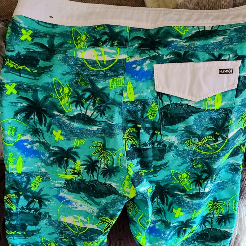 4 Pairs of Youth Boy's board shorts - Picture 2 of 8
